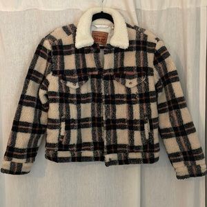 NWT Levi’s plaid cream/black/salmon exboyfriend trucker sherpa jacket xs